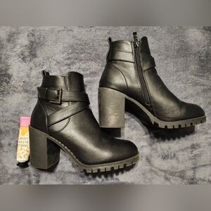 Faux leather women bootie size 9